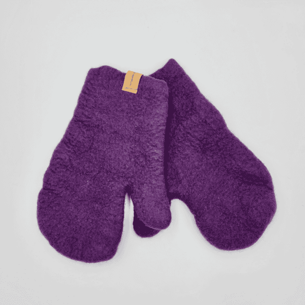 Ein Paar lila Filzfäustlinge von Backofenhandschuhe mit einem kleinen Etikett auf einem Fäustling.