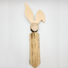 Hase: Ein hölzerner Hasenkopf mit langen Ohren und einem strukturierten, verlängerten Hals vor einem schlichten Hintergrund.