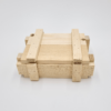 Die Holzkiste ist eine kleine Holzkiste mit einem einfachen, unfertigen Design auf weißem Hintergrund.