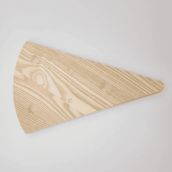 Das Schneidebrett Käse ist ein Holzbrett im Design eines Pizzastücks mit einer hellen Holzmaserung auf weißem Hintergrund.