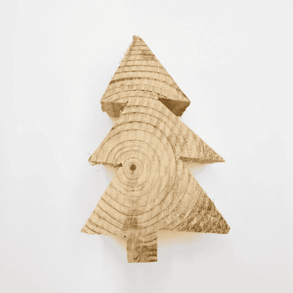 Der hölzerne Weihnachtsbaumaufsteller von Tanne weist sichtbare Jahresringe auf einem weißen Hintergrund auf.