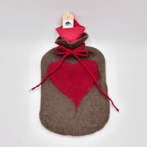 Eine Wärmflasche von Bettflasche mit Filzhülle im roten Design mit brauner Hülle, verziert mit einem großen roten Herz und einer Schleife am Hals.